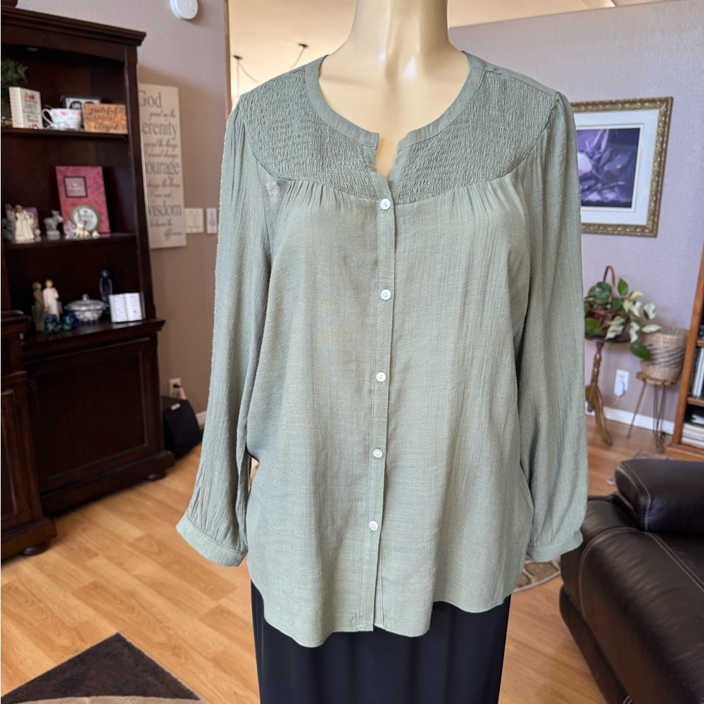 Nanette Lepore light green long sleeve Vneck blouse-size XL